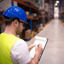 Personne prend des notes dans un entrepôt