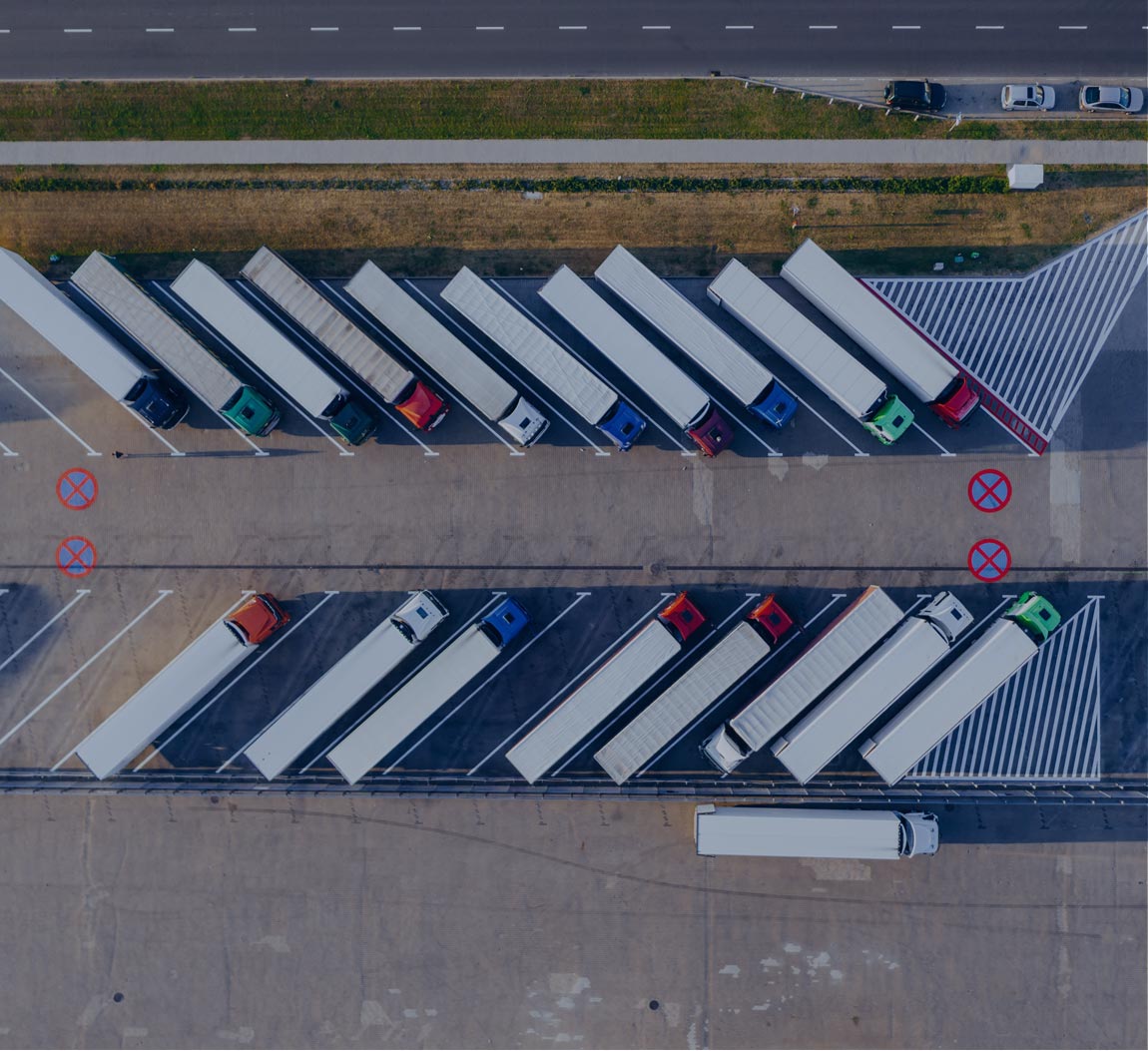 camions garés sur un parking vus du ciel