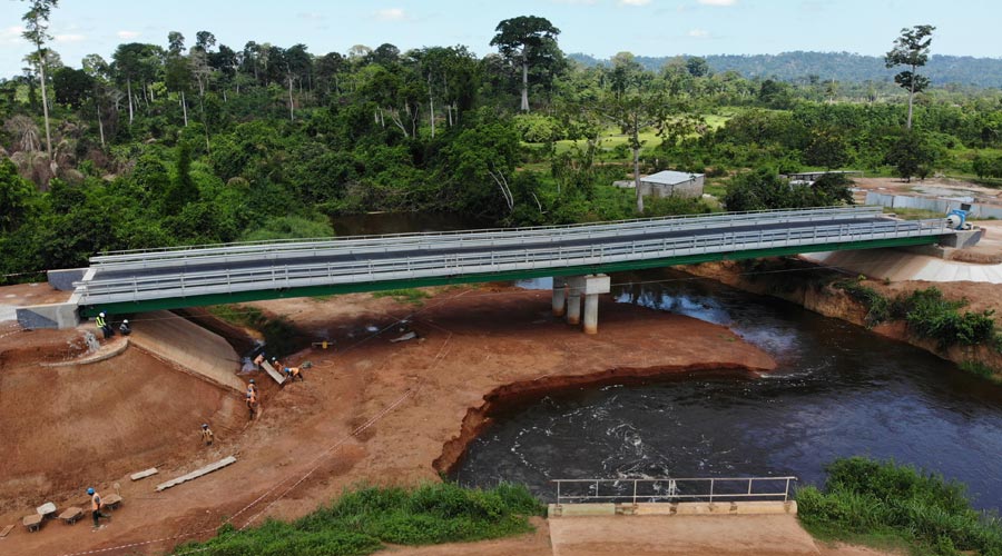 chantier de pont en construction au dessus d'une rivière en Cote d'Ivoire