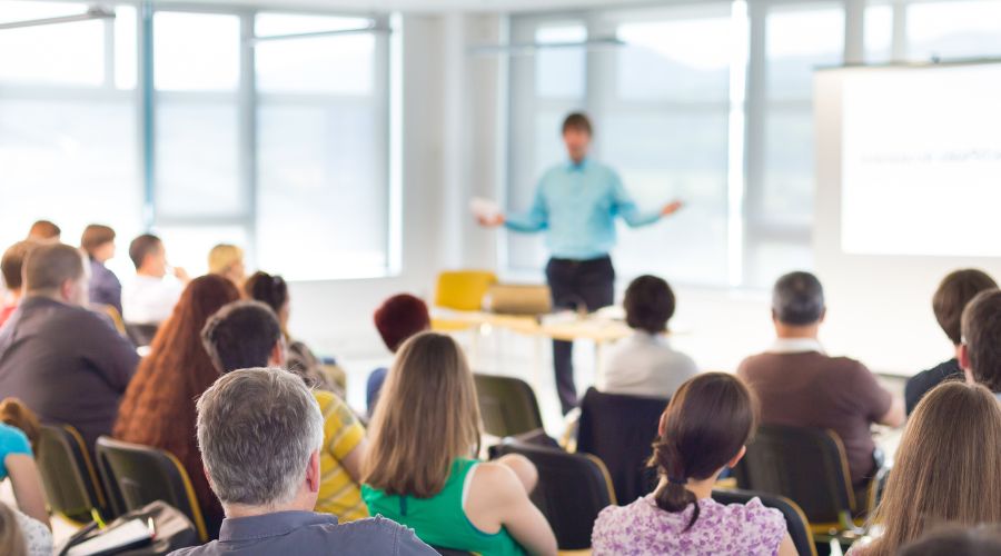 Des professionnels en formation dans une conférence