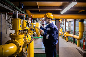 Instalación de tubería de gas de planta de calefacción. Trabajador industrial o de planta de energía comprobando el consumo de gas