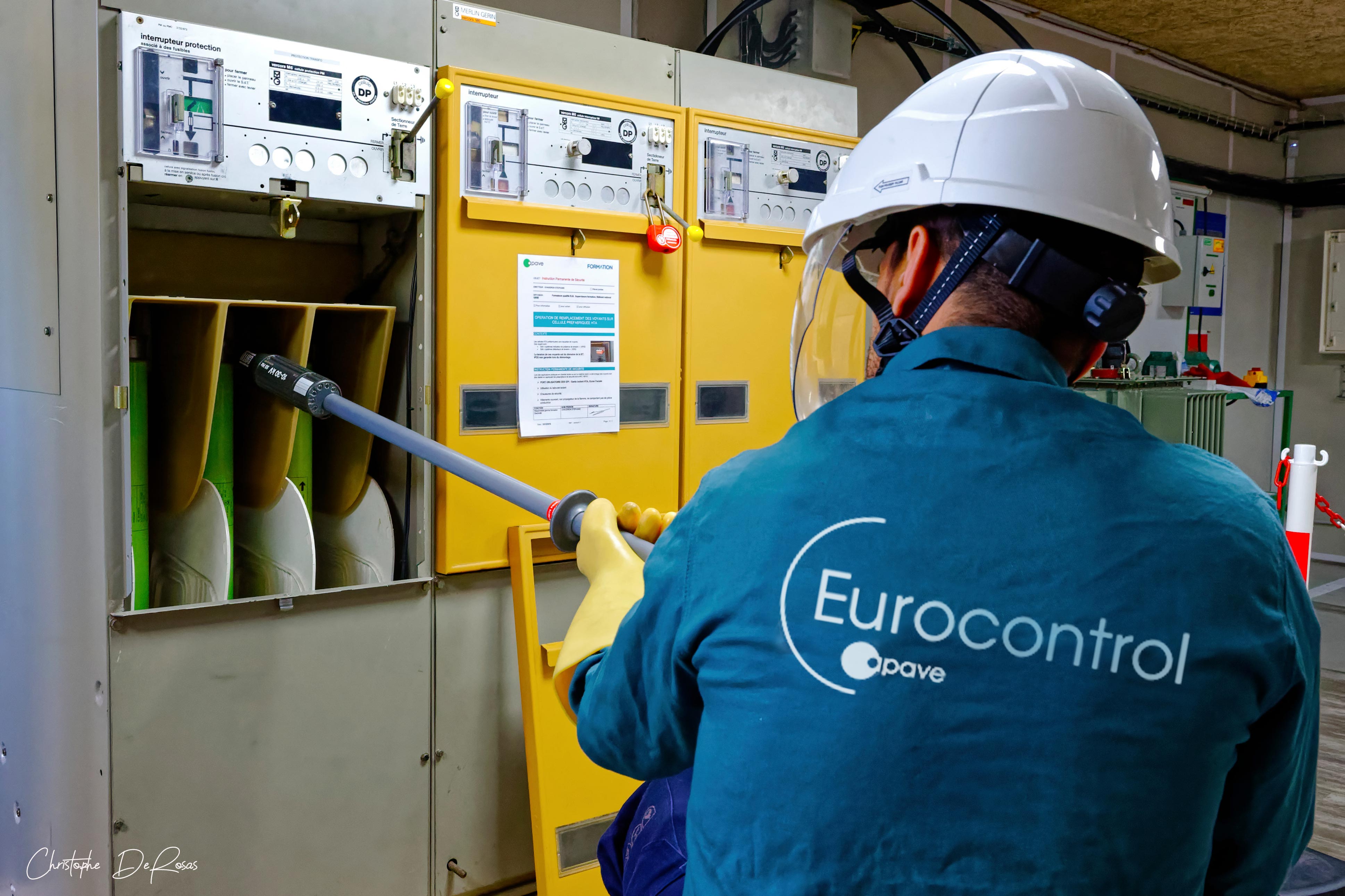 Empleado de Eurocontrol realizando una inspección de un cuadro eléctrico