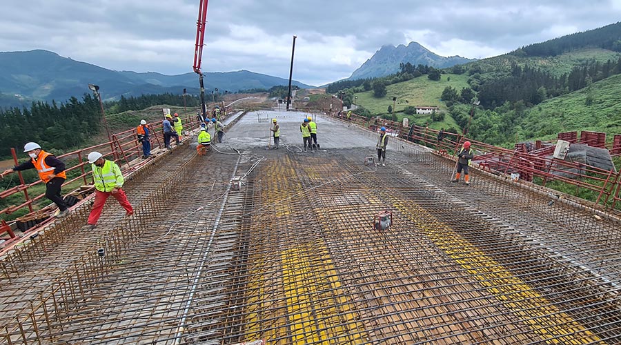 trabajadores en una construcción de  viaducto 
