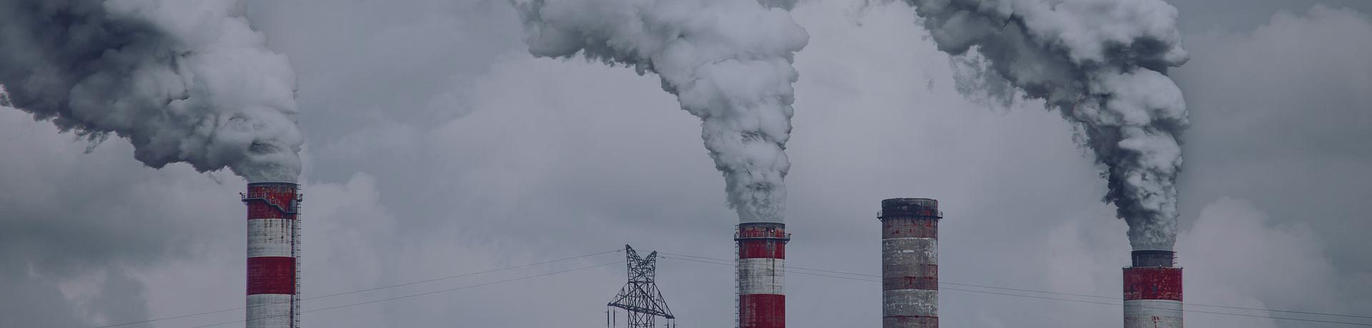 humo que sale de varias chimeneas de fábricas