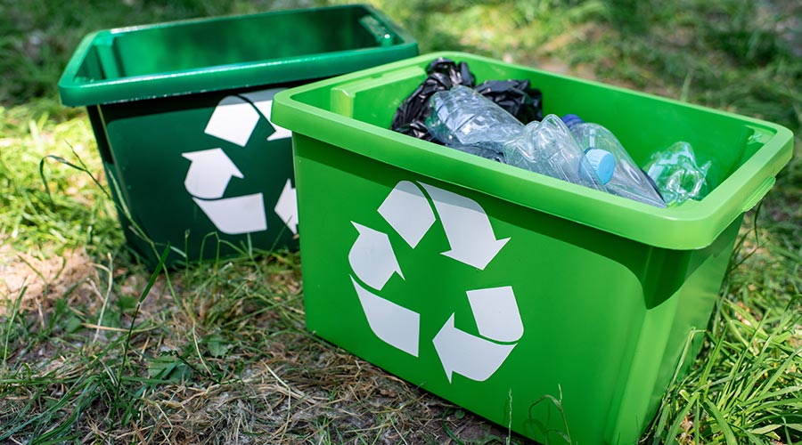basuras de reciclaje en un parque