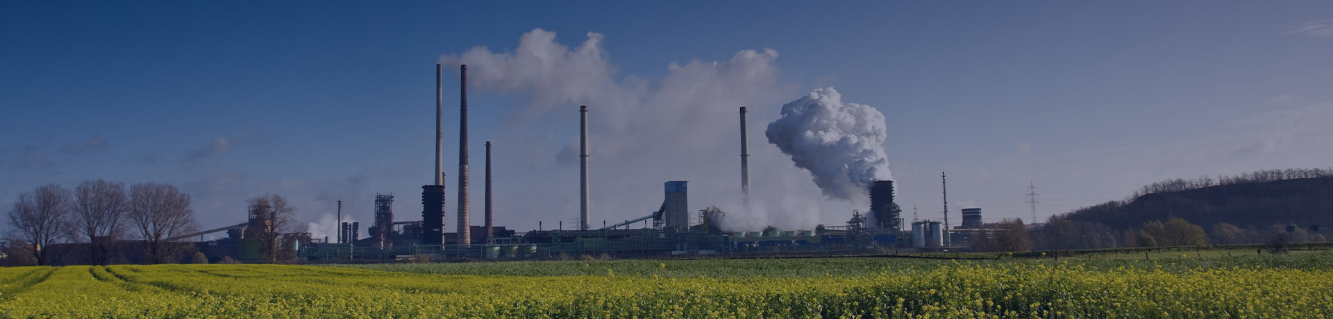 Une usine qui dégage de la fumée polluante