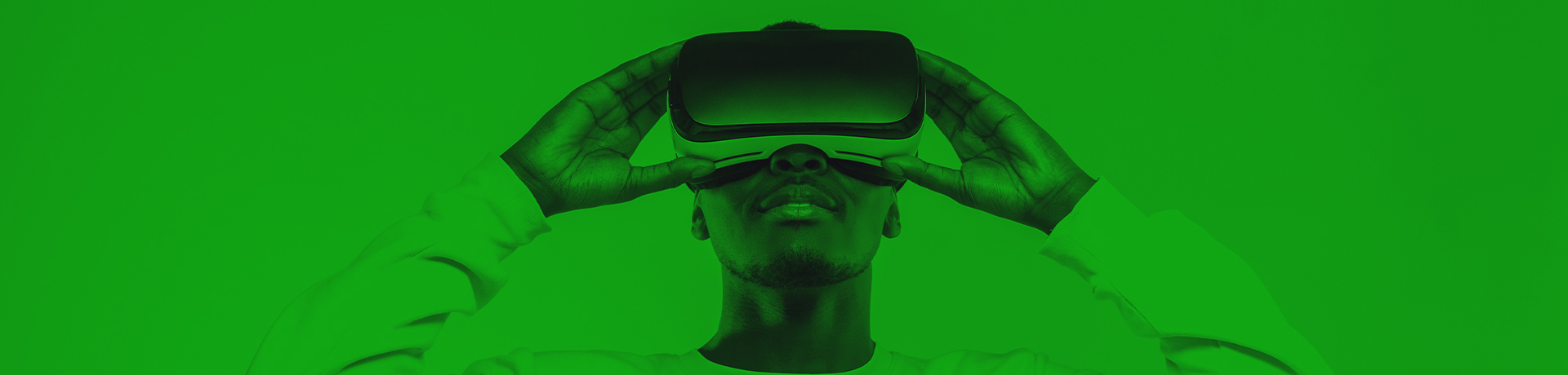Un homme avec un casque de réalité virtuelle