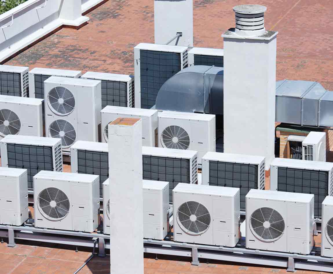Des installations de climatisation sur le toit d'un immeuble