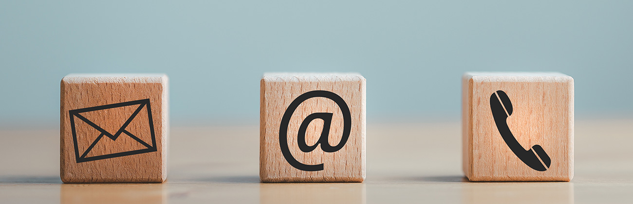 icônes de contact email, adresse, téléphone sur des cubes en bois