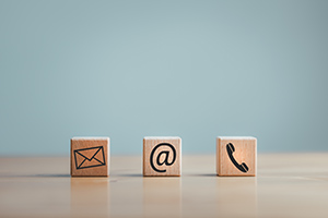 icônes de contact email, adresse, téléphone sur des cubes en bois
