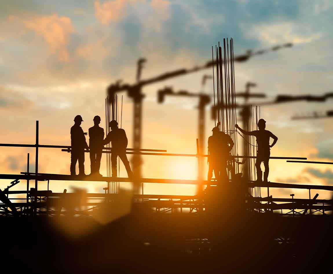 Silhouette d'un ingénieur et d'une équipe de construction travaillant sur un site sur un arrière-plan flou pour un fond d'industrie