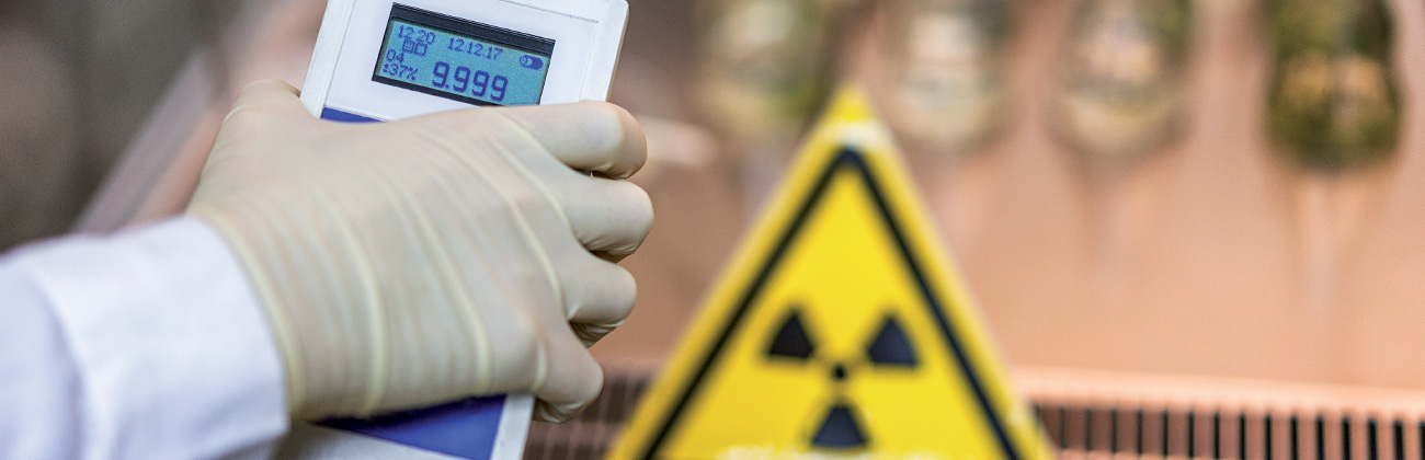un scientifique mesure un niveau dangereux de radiation