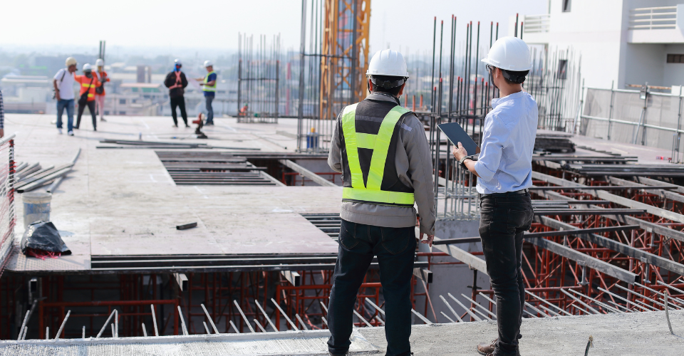 Des hommes sur le toit d'un immeuble en construction