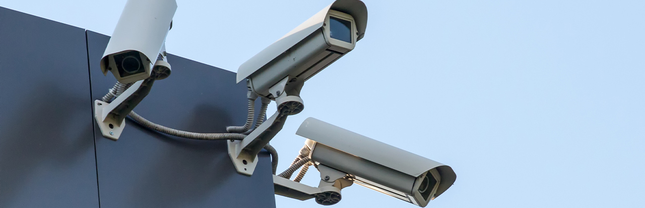 Des caméras de surveillance accrochées à l'extérieur d'un bâtiment
