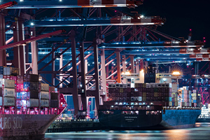 Un bateau transportant des marchandises dans le port d'Hambourg de nuit