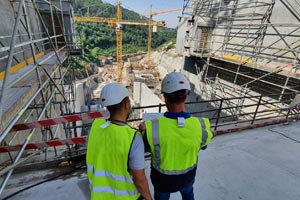 2 Apave employees inspecting a construction site