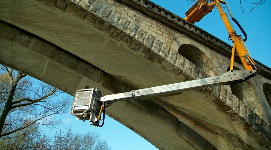 intervention of a worker under a bridge by means of a pressurised articulated arm