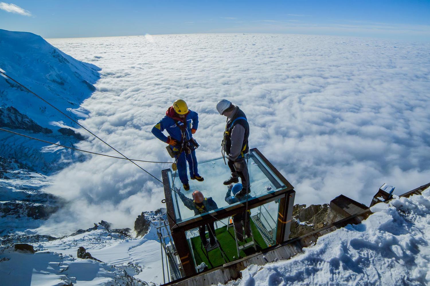 lavoratori in intervento sulla cima di una montagna