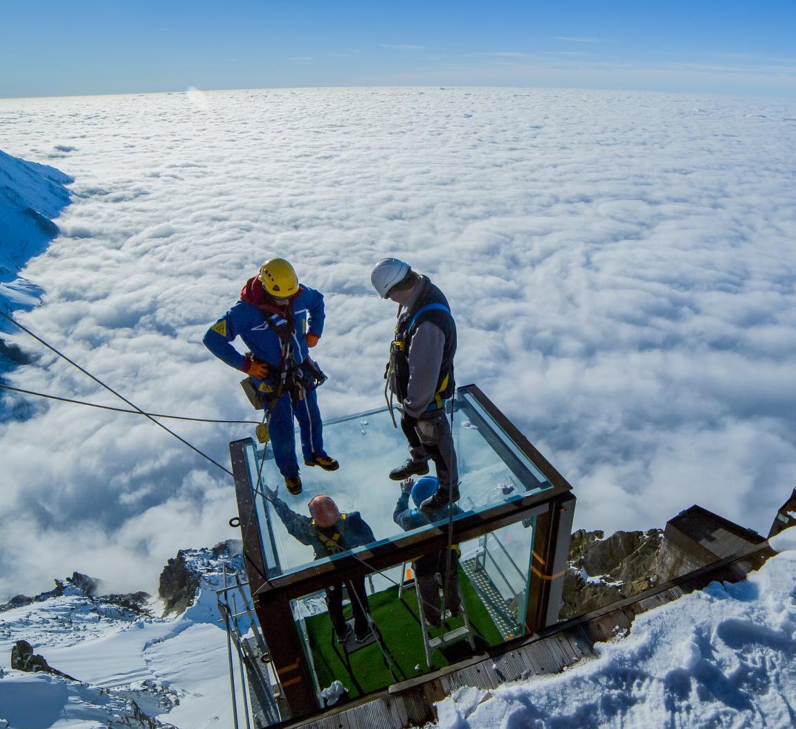 lavoratori in cima a una montagna
