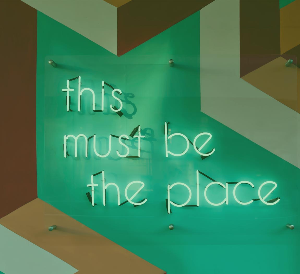 Panneaux lumineux avec "This must be the place" inscrit