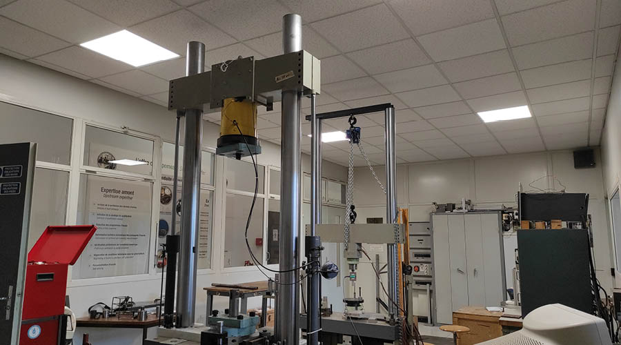 On the left, the structural test sensors. On the right, the equipment under test.