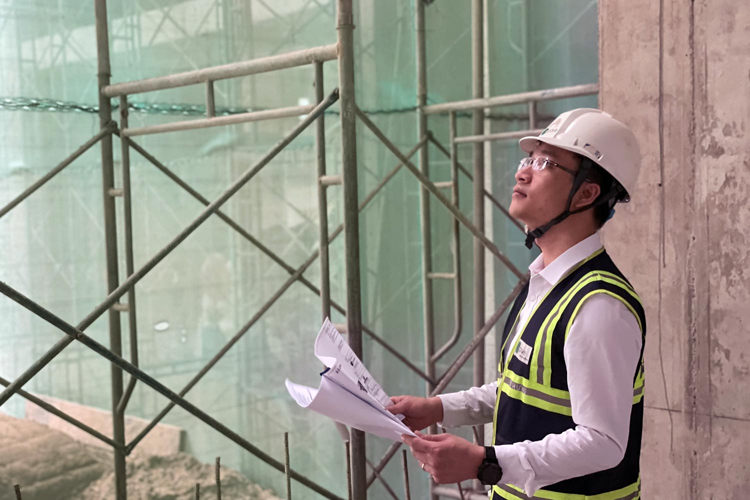 Apave technician on a construction site