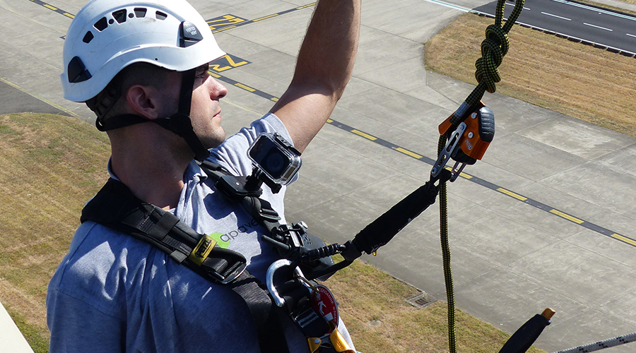 un homme suspendu dans les airs