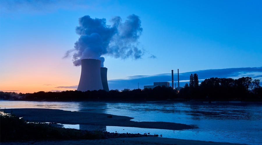 centrale nucléaire sur un coucher de soleil