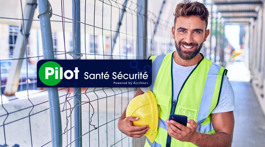 Salarié sur un chantier avec son smartphone et son application Pilot Santé et Sécurité