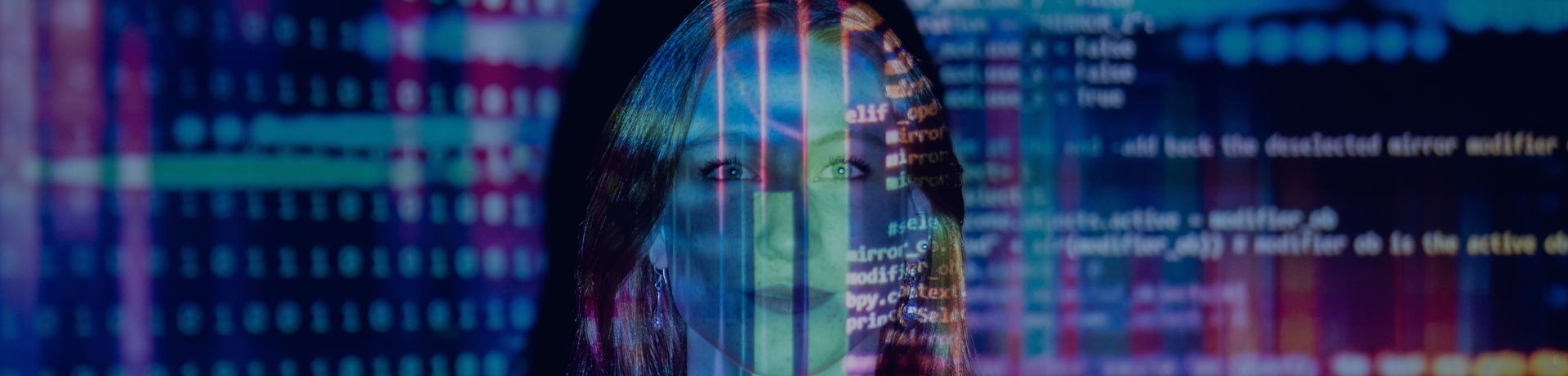 femme devant un écran avec des codes informatiques